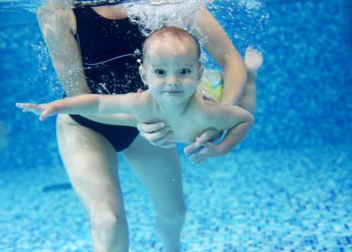 Плавание для малышей в клубе «5 элемент»: «как рыбки в воде» с младенчества. Украина.